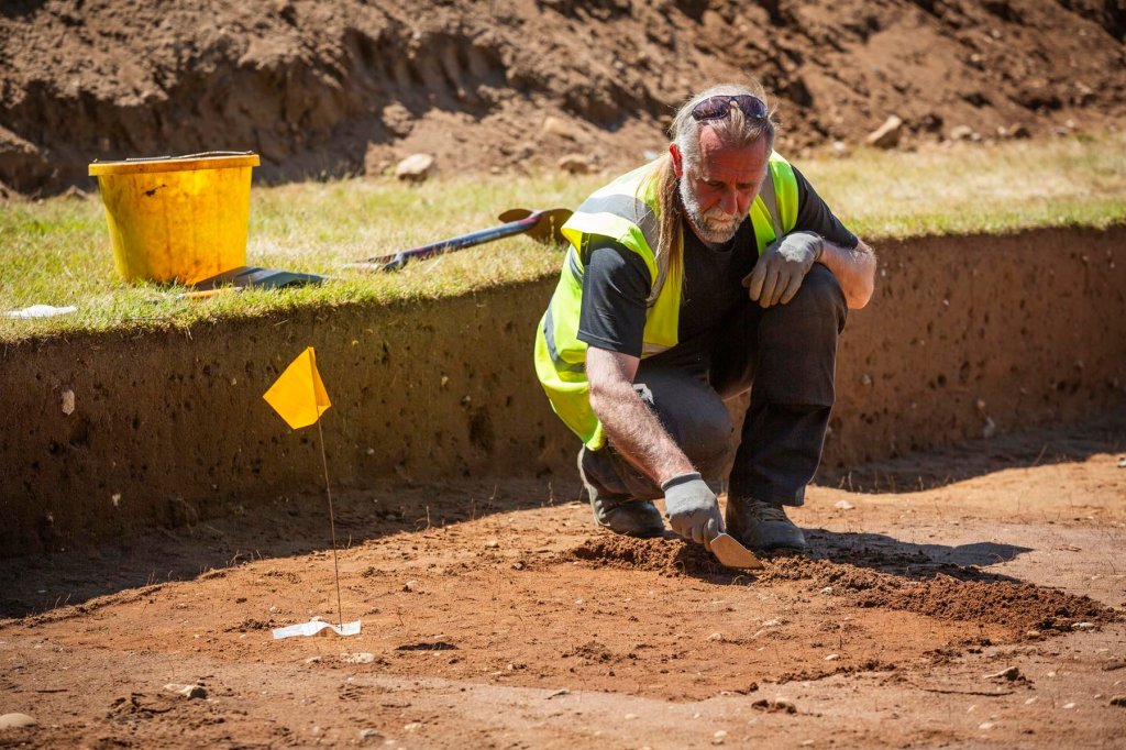 Archaeologists recently found a 1,500 -year -old bucket in an old Anglo -Saxon cemetery in Sutton Hoo, one of the most historic places in England.